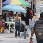 Sauces 9. Así permanecen las veredas de las calles Enrique de Grau Ruiz y 2° Pasaje 3A. En el sitio, ciudadanas como las de la foto se ven obligadas a desplazarse con el coche sobre el concreto.

Agencia (ag-extra)