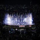 Fuegos artificiales durante la ceremonia inaugural de los Juegos Olímpicos de Tokio 2020, este viernes en el Estadio Olímpico, que no contará con la presencia de público en las gradas.