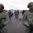 Vigilancia. Militares de la Brigada de Fuerzas Especiales Patria de Latacunga se desplazaron a resguardar el perímetro exterior del centro carcelario.