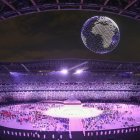 Los drones forman un globo en el cielo sobre el Estadio Nacional de Tokio durante la Ceremonia de Apertura de los Juegos Olímpicos de Tokio 2020 en el Estadio Olímpico de Tokio.