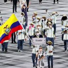 La delegación ecuatoriana desfila durante la ceremonia de inauguración de los Juegos Olímpicos de Tokio 2020+1.