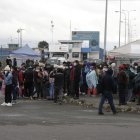 Familiares de los presos se acercaron a la cárcel a buscar información.
