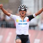 Richard Carapaz levanta sus brazos al ganar la medalla de oro en Tokio.
