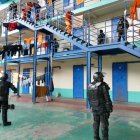 Revisión. Policías de unidades tácticas ingresaron a la cárcel de Cotopaxi para revisión de reos y las instalaciones.