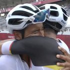 Jonathan Narváez felicita a Richard Carapaz tras el primer lugar.
