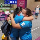 Diana Durango y Marina Pérez se abrazan tras ser eliminadas en tiro olímpico.