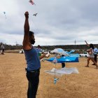 El vuelo de cometas se realiza en la explanada al pie del cerro en donde se encuentra la gruta de la Virgen de la Roca.