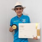 Richard Carapaz con el diploma olímpico y la caja para su medalla de oro.