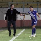 Felicitación. Ismael Rescalvo (i), entrenador de Emelec, extiende su mano a Joao Rojas, autor del único gol azul frente al Cuenca.