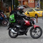 Trabajo. Los repartidores se ven expuestos a muchos peligros durante su trabajo y la legislación municipal podría mejorar sus condiciones laborales.