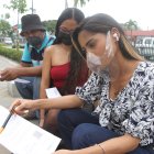 El grupo de becarios muestra los oficios enviados a la Senescyt que no han tenido respuesta.