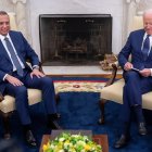 El presidente de EEUU, Joe Biden (d) y el primer ministro iraquí, Mustafa Al-Kadhimi, en un momento de la reunión que mantuvieron el lunes en el despacho oval de la Casa Blanca.