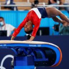 El comunicado confirma que hay un problema y deja en duda la participación de Biles en el resto de finales que tenía pendientes: la del concurso completo y las de salto, suelo y barra.