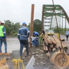 Las obras se iniciaron la semana anterior. Por ese puente pasan 2.000 vehículos diarios.