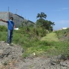 Un vecino de la zona muestra el sector afectado.