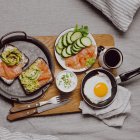 Alimentos ricos en nutrientes como omega 3 y zinc.