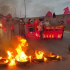 Alrededor de cien personas participaron en la protesta.