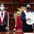 Fotografía cedida por la Presidencia del Perú de María del Carmen Alva, presidenta del Congreso, durante la ceremonia de toma del nuevo presidente de Perú, Pedro Castillo, hoy en el Congreso en Lima.