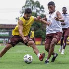 Matías Oyola y Jhonatan Perlaza disputan el balón en la última práctica torera.