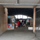 Apenas 4 comerciantes, con suerte, atienden a diario en el establecimiento.