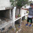 Hecho. Kléver Chalén muestra el estado en el que quedaron las tumbas.