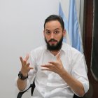 Ingeniero ambiental por la Universidad Agraria. Tiene un diplomado en Gestión Integral de Riesgos y Desastres y otro en Gobernanza y Liderazgo Político.