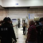 Agentes de la Fiscalía y de la Policía Nacional realizaron un operativo dentro de la dependencia de La Merced, en el centro de Guayaquil.