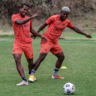 Gabriel Cortez (derecha) se perfila para jugar como titular, a pesar del regreso de Damián Díaz.