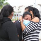 Familiares del conductor Gonzalo Romero Vera lloran su muerte.