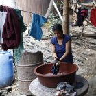 En la cooperativa El Mirador, zona de Monte Sinaí, norte de Guayaquil, July Pincay sostiene a su familia de siete personas, incluidos dos adultos mayores, con los ingresos que percibe por lavar ropa.