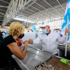 Referencial. Cynthia Viteri muestras sus músculos.