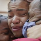 Familiares de Neisi Dajomes lloran al confirmarse la medalla de oro en los Juegos Olímpicos