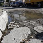 Pedazos de concreto desiguales y rotos, permanecen en el recorrido.