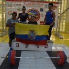 Neisi, de pie a la derecha, junto a parte del equipo con el que se inició, entre ellos Walter Llerena, a la izquierda.