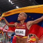 La venezolana Yulimar Rojas celebra tras conseguir la medalla de oro en la final femenina de triple salto durante los Juegos Olímpicos 2020, este domingo en el Estadio Olímpico de Tokio (Japón).