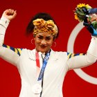 Tamara Salazar celebra luego de ganar la presea de plata en los Olímpicos de Tokio.