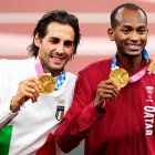 El catarí Mutaz Essa Barshim (d) y el italiano Gianmarco Tamberi (i) lucen su doble oro en las pistas de Tokio.
