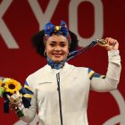 Neisi Dajomes durante su proclamación como ganadora en los 76 kilógramos de la halterofilia.
