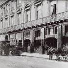 Retrato facilitado de la tienda de Louis Vuitton en la rue Scribe 1, de París, tomada sobre 1872. Se cumplen este 4 de agosto doscientos años del nacimiento de Louis Vuitton, un francés iletrado y de origen obrero que revolucionó el mundo de los viajes y el lujo creando las primeras maletas planas y convirtiéndose en el patriarca de una de las sagas industriales más famosas.