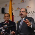 El legislador Kronfle (d) junto a su par Almeida en la presentación del proyecto de ley.