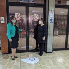 Brith Vaca, alcaldesa, y Mónica Saldoval, concejala, intentan abrir la puerta de la sala de sesiones.