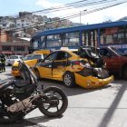 Entre los afectados, además de los vehículos, se encuentra una motocicleta. Los heridos fueron llevados a casa de salud.