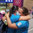 Marina Pérez (d) consuela a Diana Durango tras quedar fuera en tiro olímpico. Dijeron que viajaron sin entrenador.