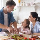 Los padres son los responsables de enseñar a los niños a tener una buena alimentación.