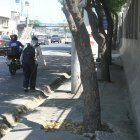 Debido a que las aceras son angostas, a los peatones no les queda más remedio que caminar sobre la acera.