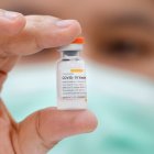 Una enfermera muestra un frasco de la vacuna Coronavac contra la covid-19.