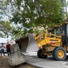Acción. La colocación de los muros se dio este miércoles 4 de agosto.