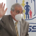 Andino es médico cirujano especialista en medicina interna y neurología. Máster en epidemiología, VIH/SIDA y un doctorado en Medicina Interna y Salud Pública.