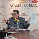 El legislador Vanegas muestra el informe de Contraloría sobre el contrato de Oro Negro con Petroecuador.