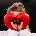 La ucraniana Anzhelika Terliuga celebra el pase a la final de Kumite femenino de 55kg en karate durante los Juegos Olímpicos de Tokio 2020.